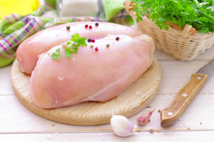 Lavar o frango na torneira pode espalhar bactérias pela cozinha