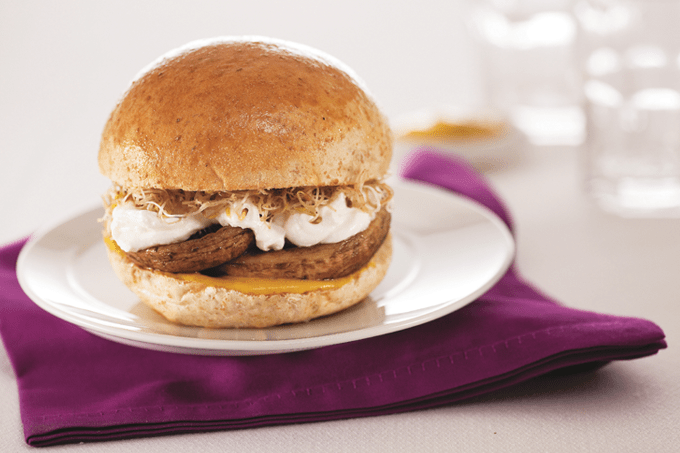 Sanduíche de cogumelo Portobello no pão de hambúrguer