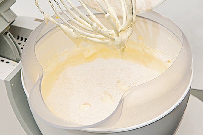 Sem raspar a tigela! Comer massa de bolo crua pode ser perigoso