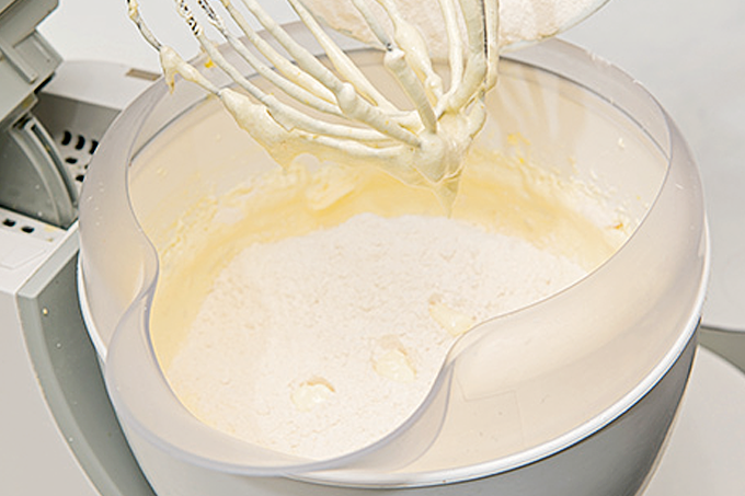 Sem raspar a tigela! Comer massa de bolo crua pode ser perigoso