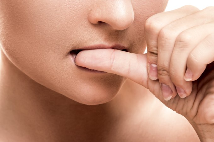 Roer a unha afeta a saúde bucal