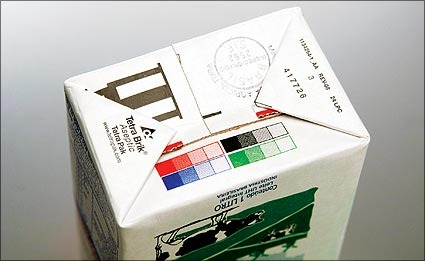 Leite reprocessado: quadrados coloridos na caixa de leite