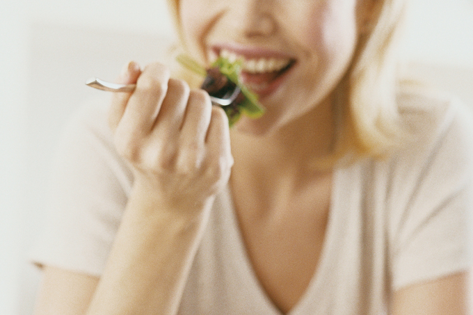 Dá para prevenir a gengivite com a ajuda da alimentação