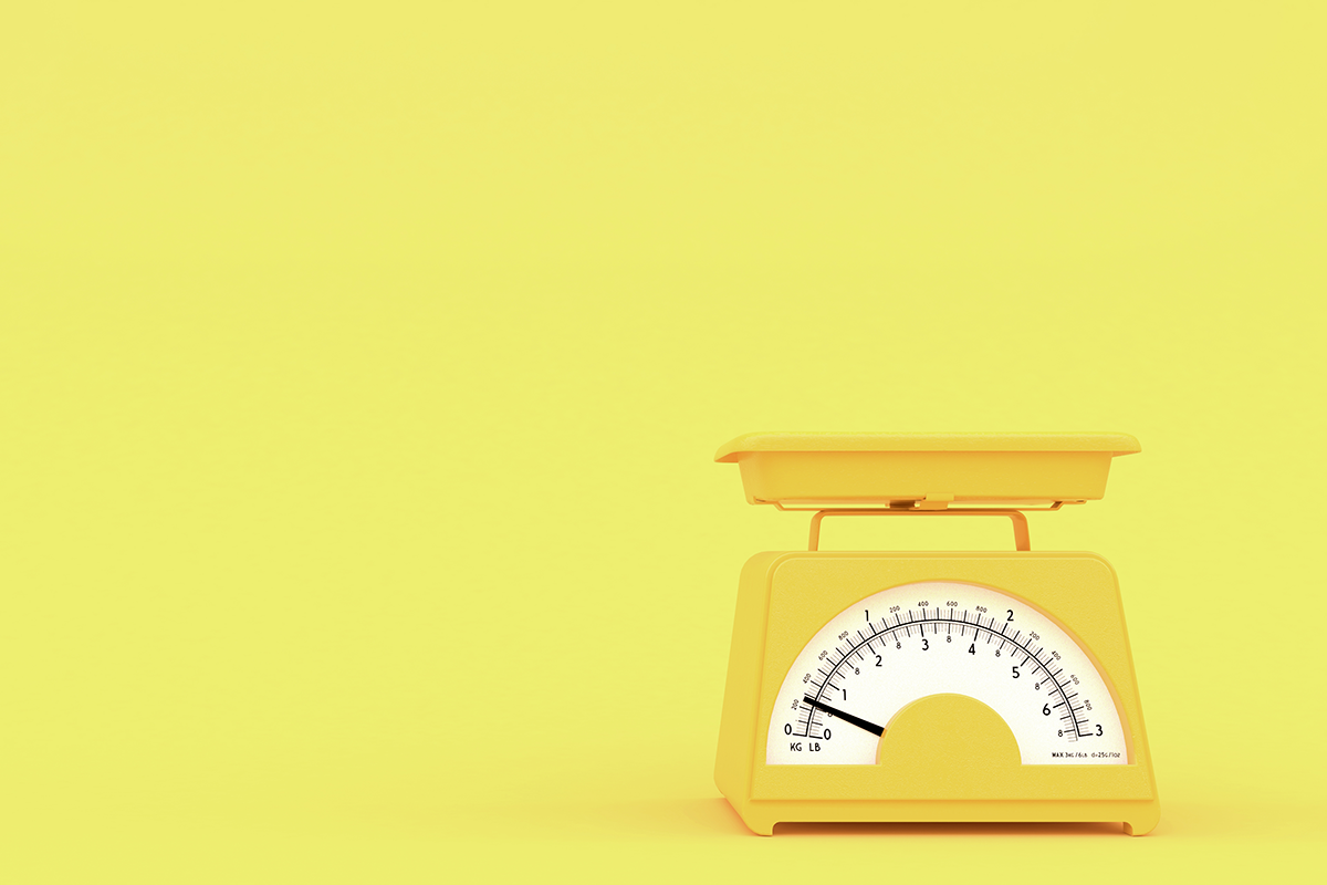 <b>Dieta equilibrada</b><b>&nbsp;</b>Diagnosticado o quadro, &eacute; hora de cuidar da alimenta&ccedil;&atilde;o. &ldquo;N&atilde;o existe um regime &uacute;nico e espec&iacute;fico para esses pacientes, mas aconselhamos a ado&ccedil;&atilde;o de uma dieta balanceada com baixo teor de a&ccedil;&uacute;car e sem ingest&atilde;o de alimentos processados que possuem altas concentra&ccedil;&otilde;es de a&ccedil;&uacute;car, gordura e &oacute;leo&rdquo;, afirma Zagury. O m&eacute;dico indica uma composi&ccedil;&atilde;o cl&aacute;ssica de total de calorias divididas em: 55% de carboidratos complexos, que s&atilde;o enriquecidos com fibras e n&atilde;o s&atilde;o facilmente absorvidos pelo organismo, 15% de prote&iacute;nas, 30% de lip&iacute;dios (gorduras boas, como azeite, abacate e castanhas). &ldquo;N&atilde;o &eacute; preciso cortar o a&ccedil;&uacute;car completamente, mas o de mesa e o utilizado no preparo de alimentos devem ser eliminados&rdquo;, afirma o endocrinologista. &ldquo;Dietas super-restritivas n&atilde;o adiantam, pois n&atilde;o vai haver ades&atilde;o. &Eacute; melhor uma realista que o paciente consiga seguir&rdquo;, diz. Ele recomenda que o paciente tenha uma equipe multidisciplinar que inclua um nutricionista para ajudar a montar a dieta.