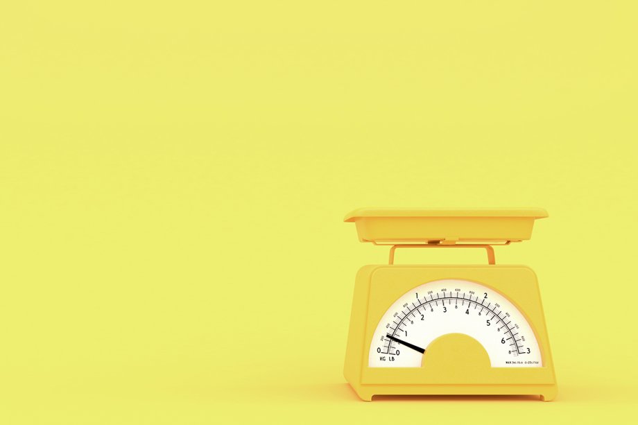 <b>Dieta equilibrada</b><b>&nbsp;</b>Diagnosticado o quadro, &eacute; hora de cuidar da alimenta&ccedil;&atilde;o. &ldquo;N&atilde;o existe um regime &uacute;nico e espec&iacute;fico para esses pacientes, mas aconselhamos a ado&ccedil;&atilde;o de uma dieta balanceada com baixo teor de a&ccedil;&uacute;car e sem ingest&atilde;o de alimentos processados que possuem altas concentra&ccedil;&otilde;es de a&ccedil;&uacute;car, gordura e &oacute;leo&rdquo;, afirma Zagury. O m&eacute;dico indica uma composi&ccedil;&atilde;o cl&aacute;ssica de total de calorias divididas em: 55% de carboidratos complexos, que s&atilde;o enriquecidos com fibras e n&atilde;o s&atilde;o facilmente absorvidos pelo organismo, 15% de prote&iacute;nas, 30% de lip&iacute;dios (gorduras boas, como azeite, abacate e castanhas). &ldquo;N&atilde;o &eacute; preciso cortar o a&ccedil;&uacute;car completamente, mas o de mesa e o utilizado no preparo de alimentos devem ser eliminados&rdquo;, afirma o endocrinologista. &ldquo;Dietas super-restritivas n&atilde;o adiantam, pois n&atilde;o vai haver ades&atilde;o. &Eacute; melhor uma realista que o paciente consiga seguir&rdquo;, diz. Ele recomenda que o paciente tenha uma equipe multidisciplinar que inclua um nutricionista para ajudar a montar a dieta.