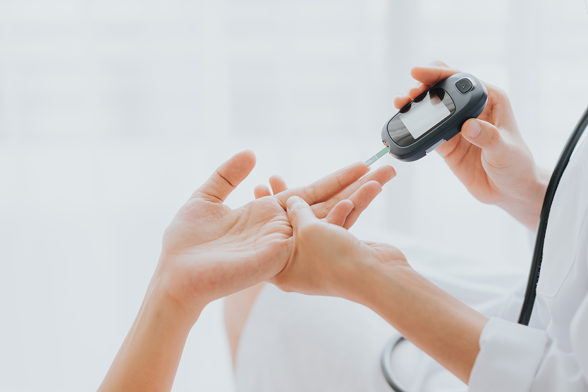 <b>Como descobrir </b>Para saber se a pessoa est&aacute; pr&eacute;-diab&eacute;tica, h&aacute; tr&ecirc;s diferentes exames de sangue: 1) glicemia de jejum: quem apresenta entre 100 e 125 mg/dl indica o estado alterado; 2) glicemia p&oacute;s-sobrecarga (antiga curva glic&ecirc;mica): nele, toma-se 75 g de dextrosol e, duas horas depois, &eacute; feita a coleta de sangue. Resultados de 140 a 199 mg/l podem indicar pr&eacute;-diabetes; 3) hemoglobina glicada: esse exame consegue mapear como a glicose flutuou nos &uacute;ltimos tr&ecirc;s meses. Resultados de 5,7% a 6,4% j&aacute; acendem a luz amarela dos m&eacute;dicos.
