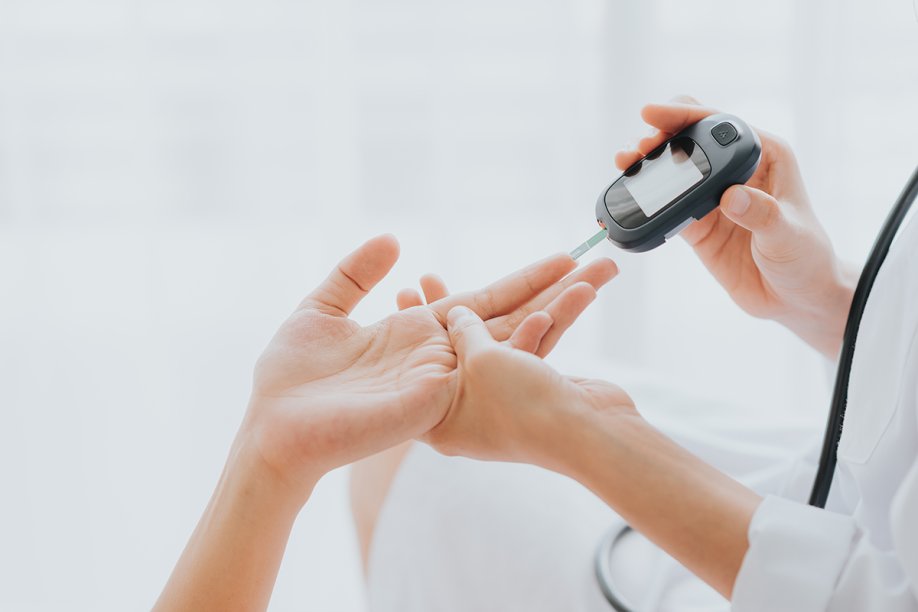 <b>Como descobrir </b>Para saber se a pessoa est&aacute; pr&eacute;-diab&eacute;tica, h&aacute; tr&ecirc;s diferentes exames de sangue: 1) glicemia de jejum: quem apresenta entre 100 e 125 mg/dl indica o estado alterado; 2) glicemia p&oacute;s-sobrecarga (antiga curva glic&ecirc;mica): nele, toma-se 75 g de dextrosol e, duas horas depois, &eacute; feita a coleta de sangue. Resultados de 140 a 199 mg/l podem indicar pr&eacute;-diabetes; 3) hemoglobina glicada: esse exame consegue mapear como a glicose flutuou nos &uacute;ltimos tr&ecirc;s meses. Resultados de 5,7% a 6,4% j&aacute; acendem a luz amarela dos m&eacute;dicos.