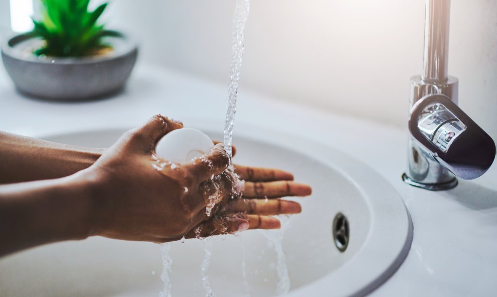 Qual a diferença entre sabonete antisséptico, antibacteriano e comum?