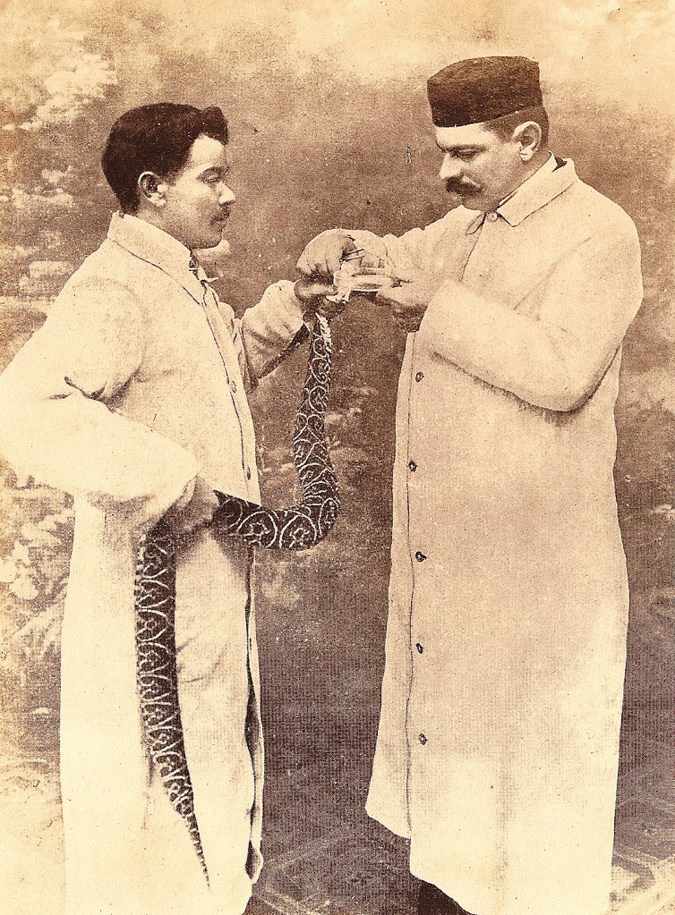VB Extração de Veneno dec.1900 (1) Junto com um assistente, Vital Brazil extrai veneno de cobra em meados de 1900