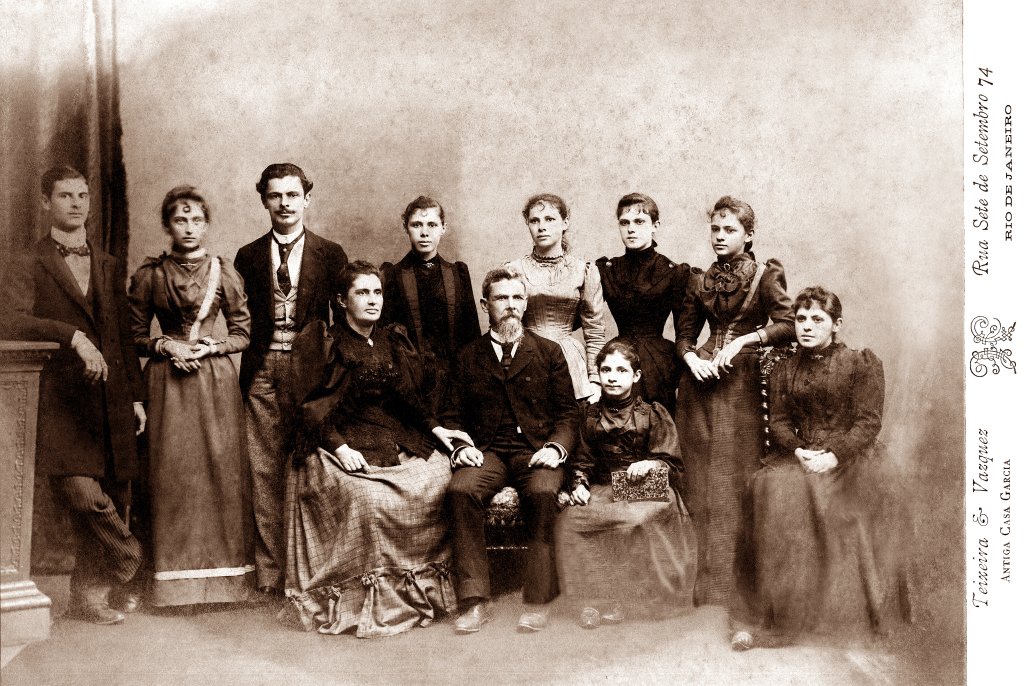Vital Brazil com pais e irmãos. Rio de Janeiro, década de 1890. Vital Brazil com seus pais e irmãos num retrato tirado no Rio de Janeiro na década de 1890