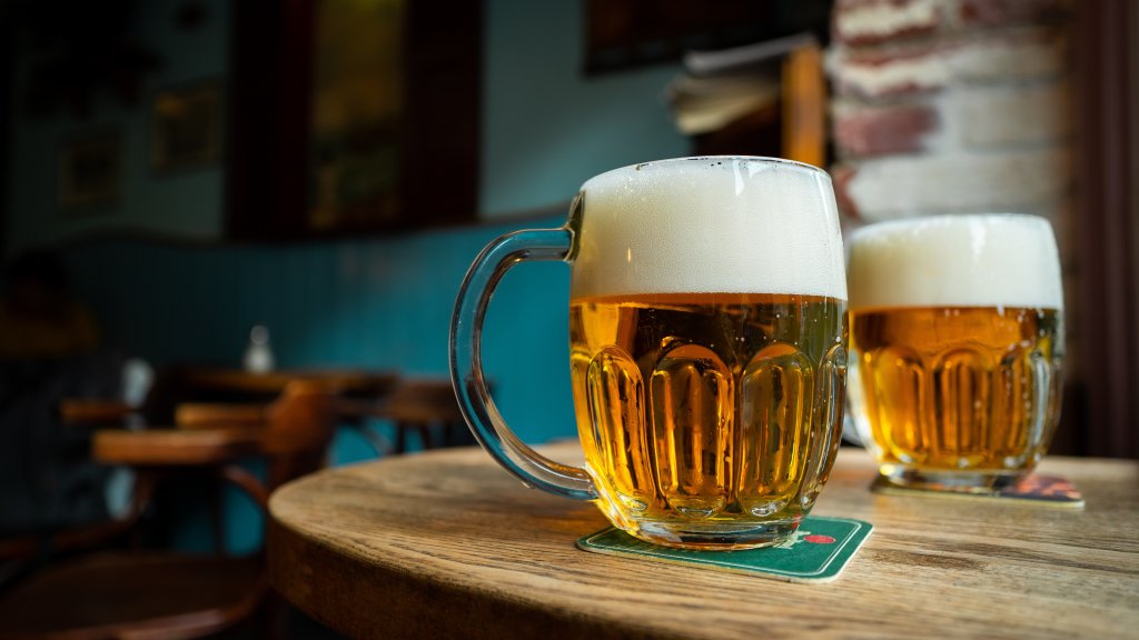 Álcool engorda, e não só por ser calórico. Como evitar?