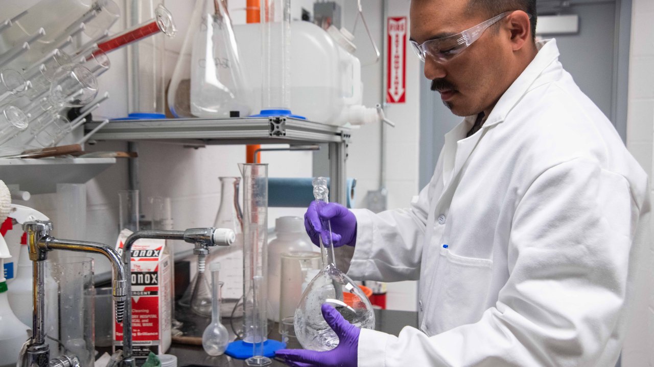 Foto de cientista mexendo em equipamentos para avaliar o coronavírus