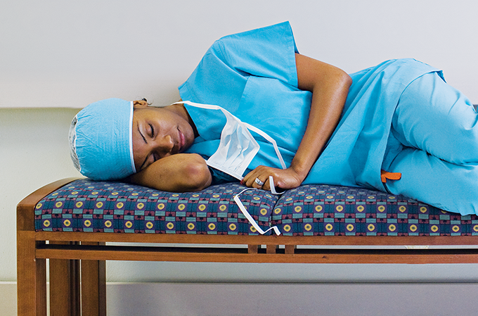 O sono dos profissionais de saúde padece