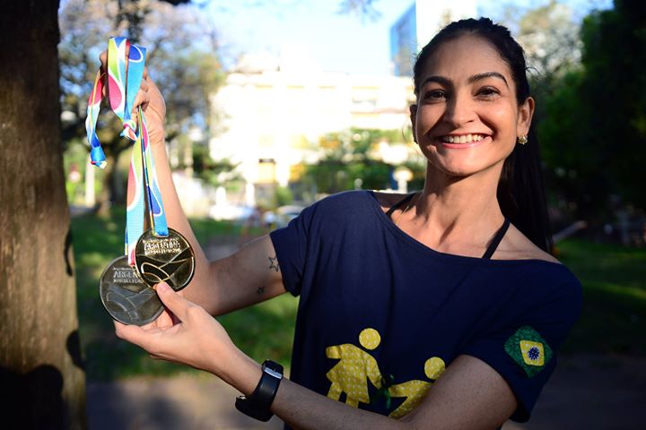 1567802715377_Medalhas Mundial foto da atleta e idealizadora do projeto Se Mexe Tx com as medalhas de mundiais.