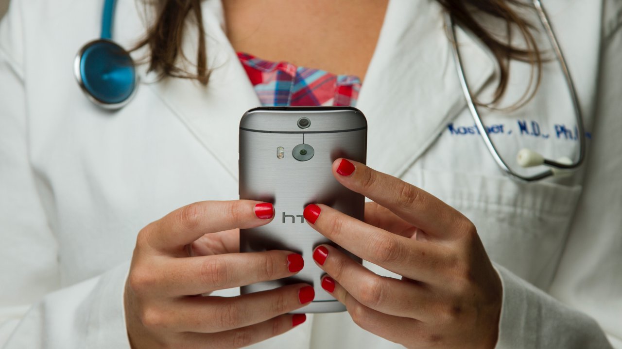 médica com celular