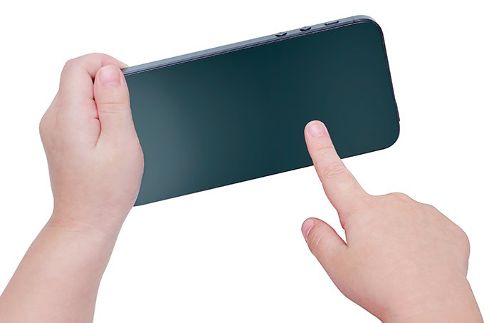 Idade da criança ao ganhar primeiro smartphone eleva riscos à saúde