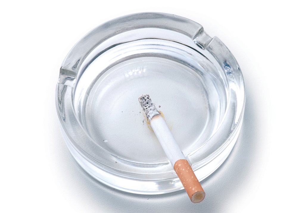 Fumaça do cigarro mata as células do olho, diz estudo