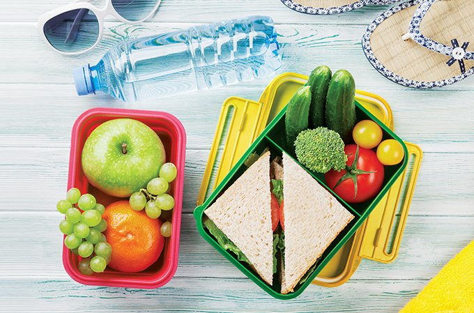 Como montar uma cesta de comida para levar à praia