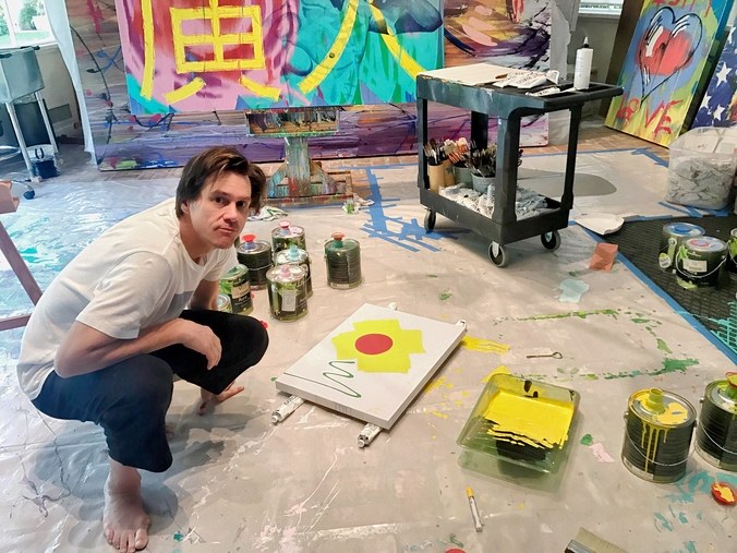 foto de jim carrey em atelier de pintura