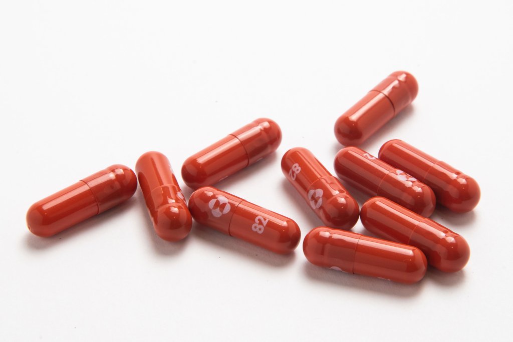 Conheça o molnupiravir, o antiviral para tratar a Covid aprovado no Brasil