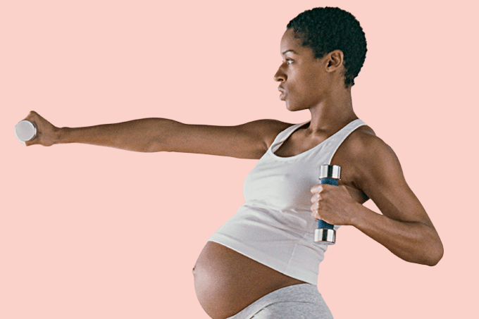 Mulher fazendo exercício com peso enquanto está grávida