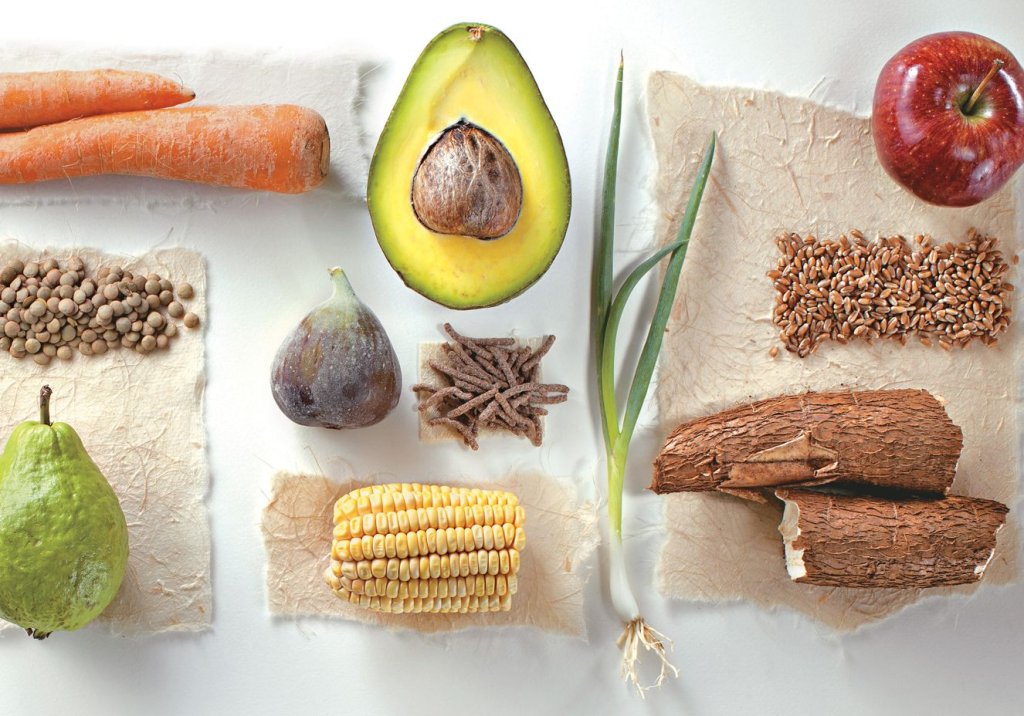 Foto com diferentes fontes de fibras: milho, coco, cenoura, abacate, maçã, pera, linhaça