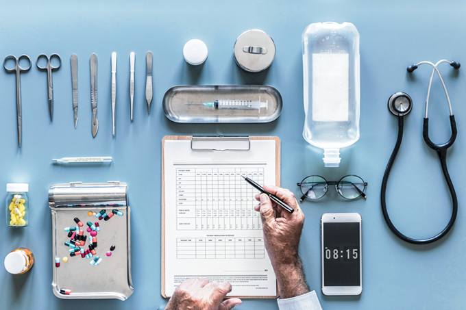 foto de mesa e instrumentos do médico