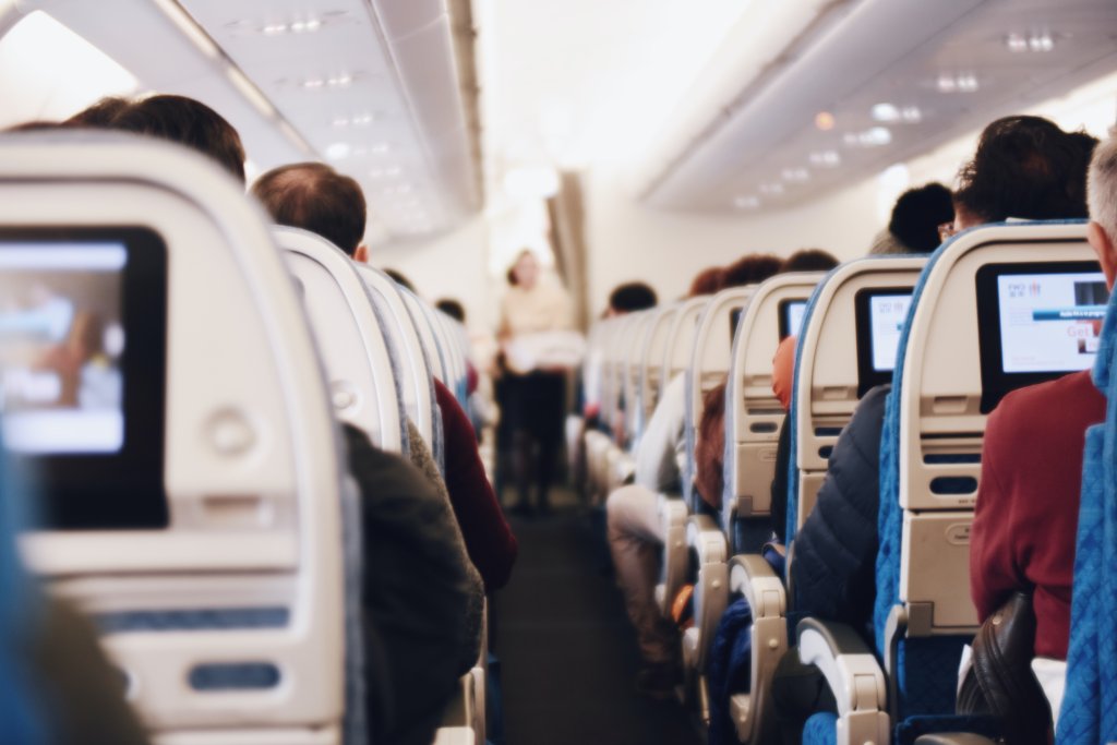 Bem-estar a bordo: confira dicas essenciais para viagens longas de avião