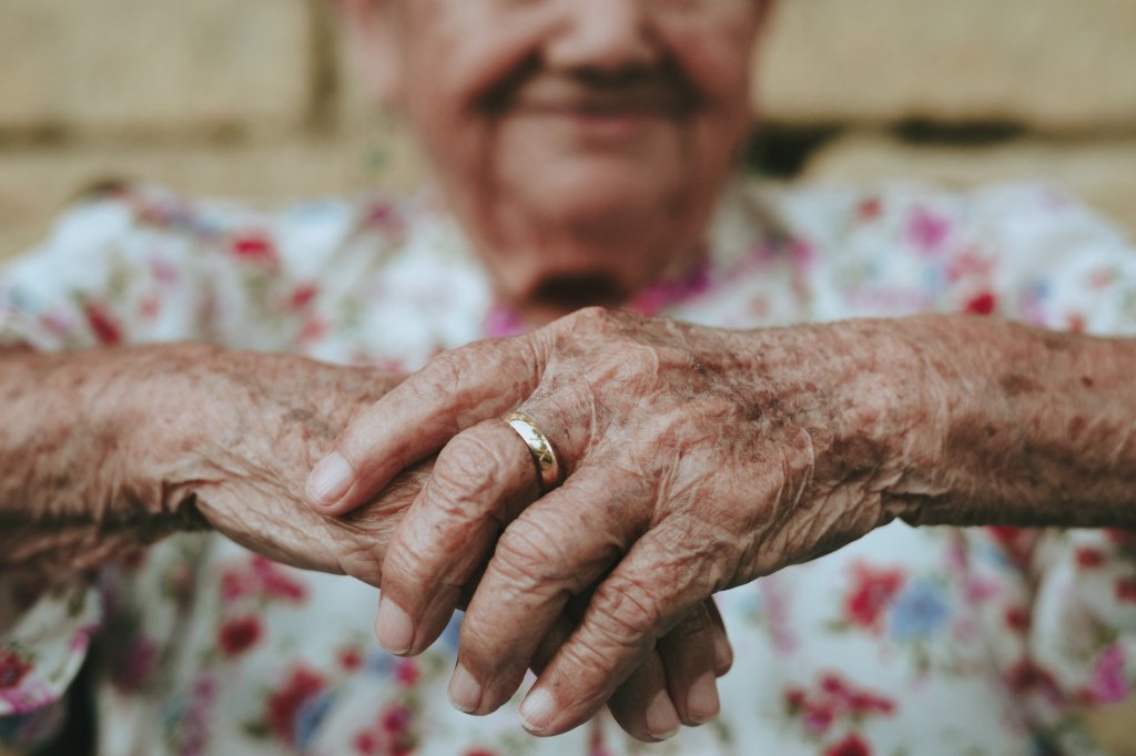 O etarismo nos planos de saúde: conheça os direitos das pessoas idosas