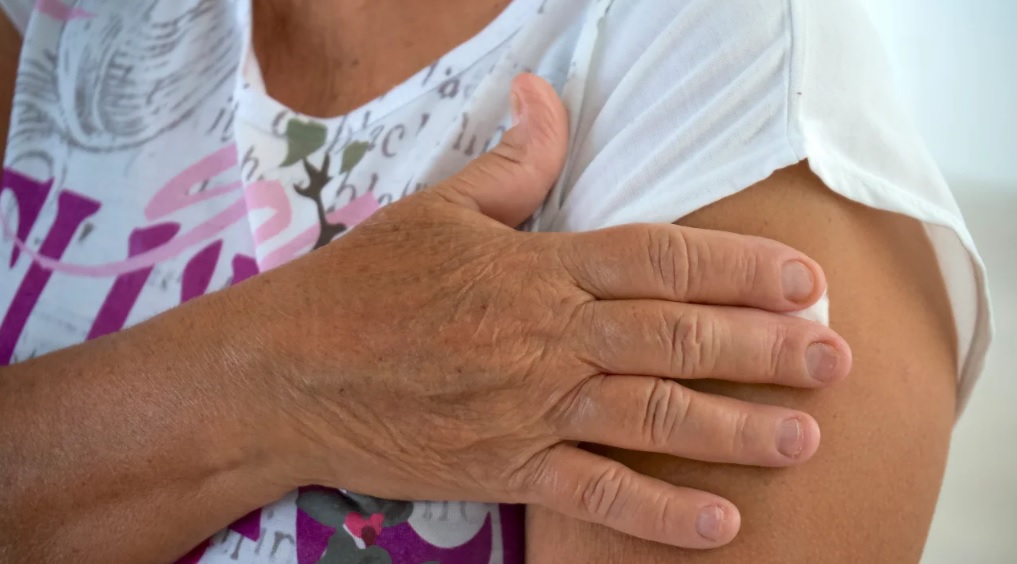 Mulher nua tapando a vagina com as mãos, simbolizando a endometriose
