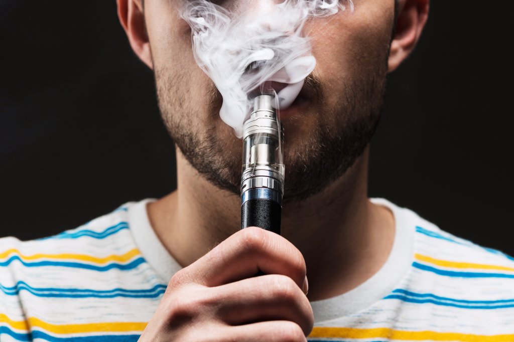 Cigarro eletrônico aumenta risco de uso de maconha e álcool em jovens