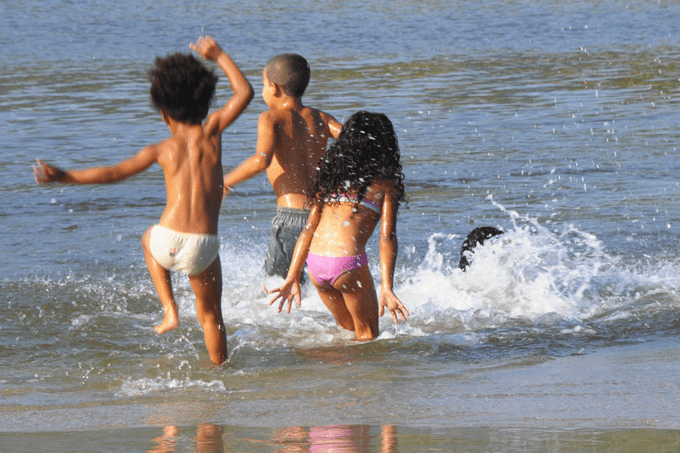 Sol e praia podem favorecer quadros agudos de diarreia; saiba como evitar