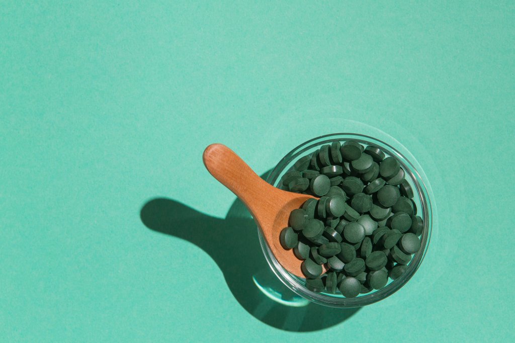 spirulina-o-que-e-para-que-serve-suplemento-feito-de-alga-azul