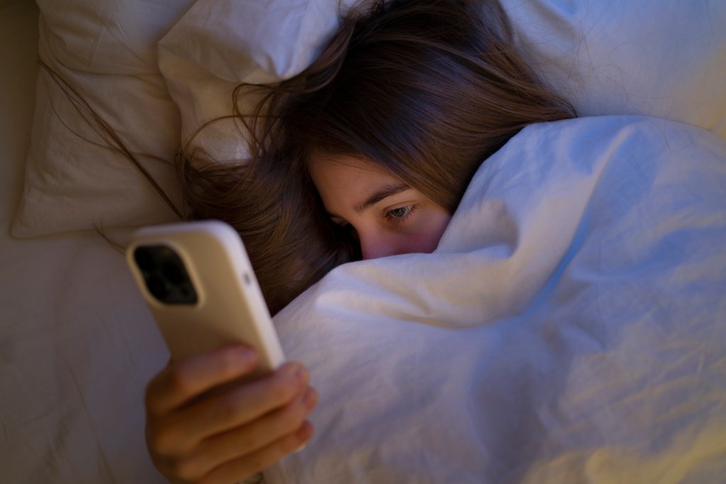 Dormir com o celular na cama faz mal à saúde? Entenda como