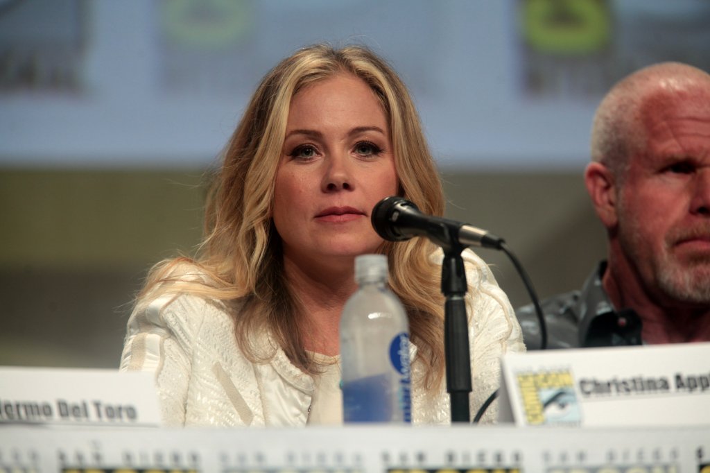 “Fico deitada na cama gritando”: entenda doença de Christina Applegate