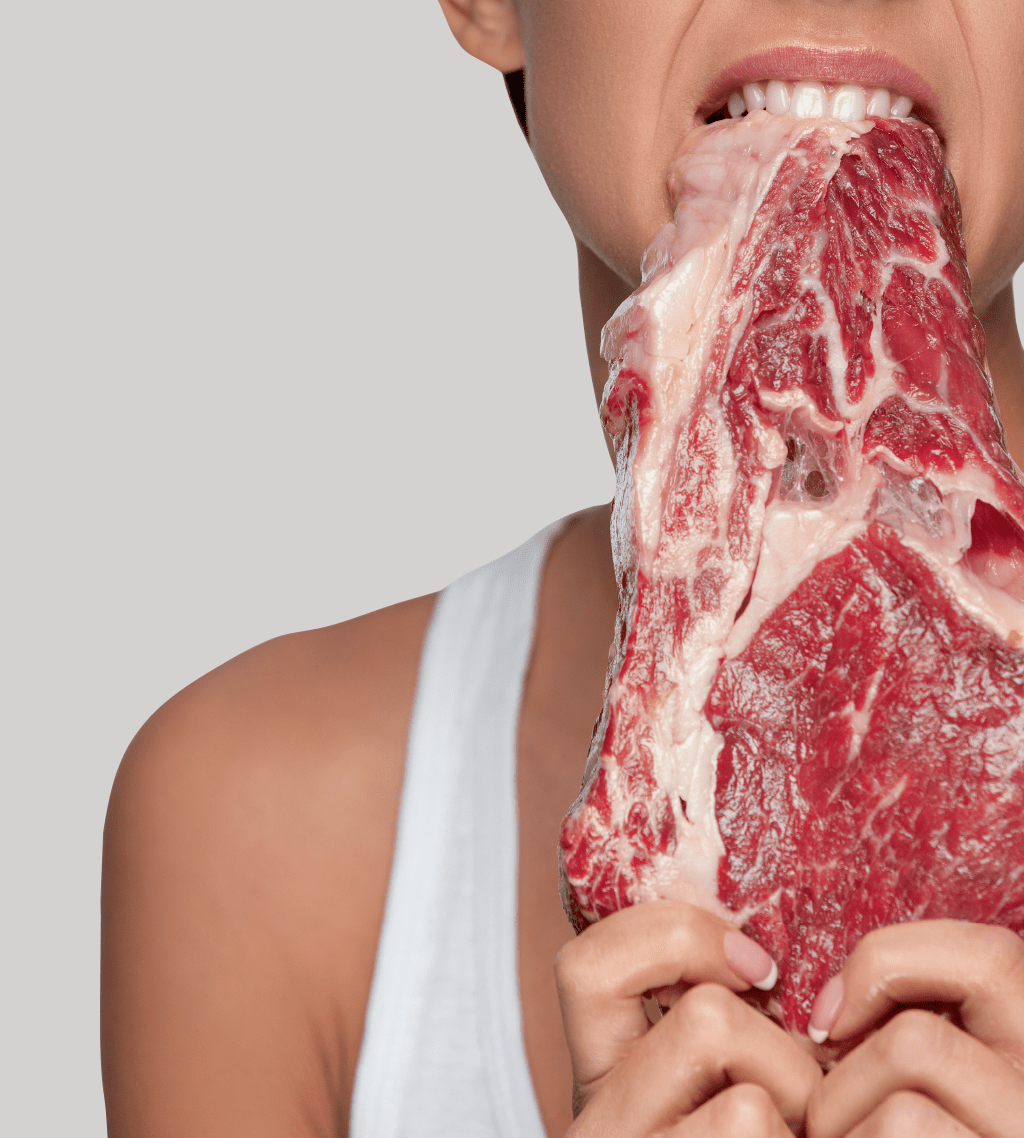 mulher mordendo carne