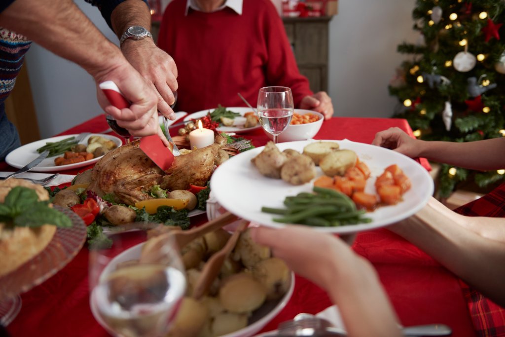 Exagerou na ceia de Natal? Saiba como minimizar efeitos no corpo