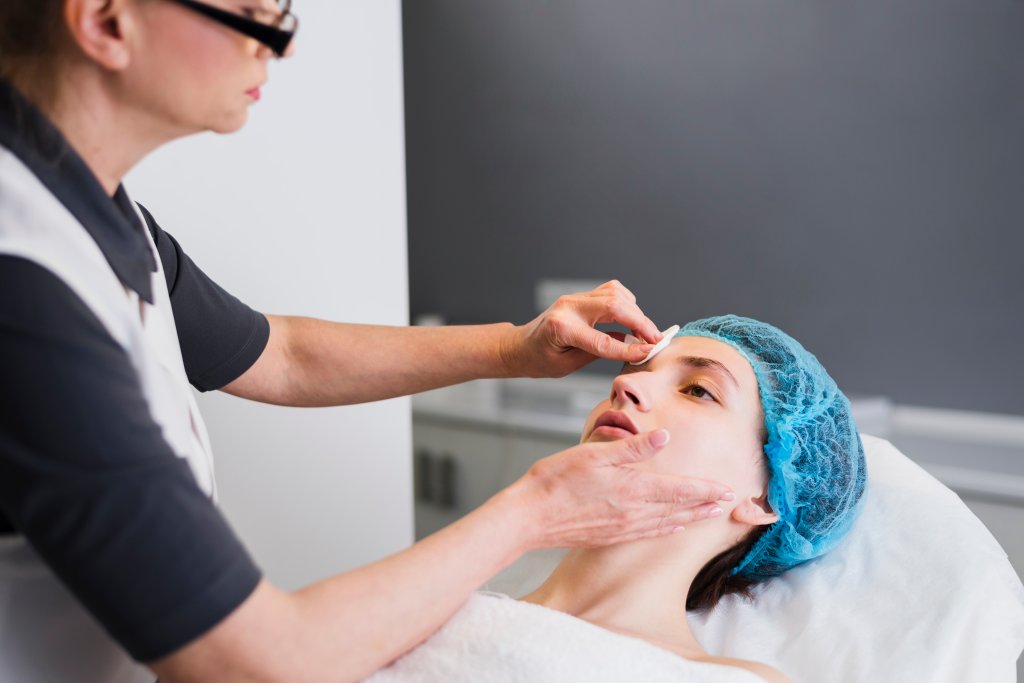 Dermaplaning: saiba se técnica para depilar e renovar a pele funciona