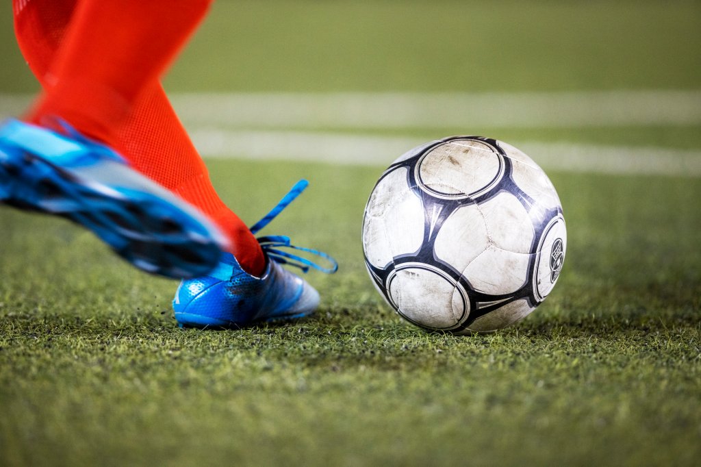 Gramado sintético ou natural: qual é mais seguro no futebol?