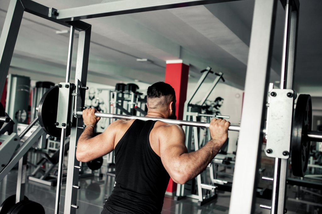 Agachamento smith, um dos segredos para ter pernas torneadas