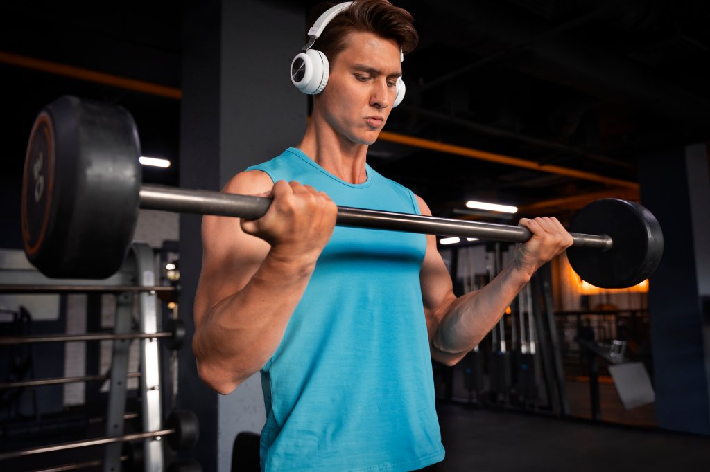Treino de bíceps: os melhores exercícios para ter braços fortes