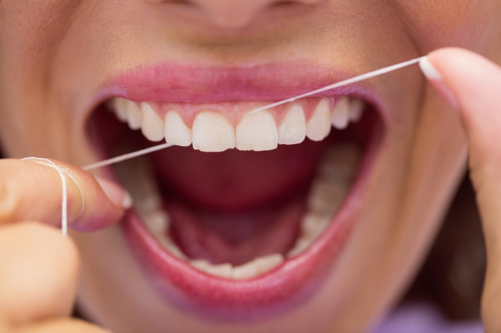 Como passar fio dental? Aprenda de uma vez por todas