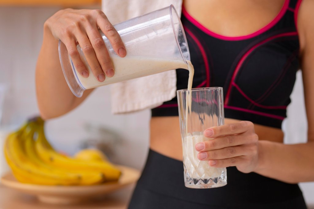 “Whey caseiro” realmente faz efeito? Entenda viral nas redes sociais