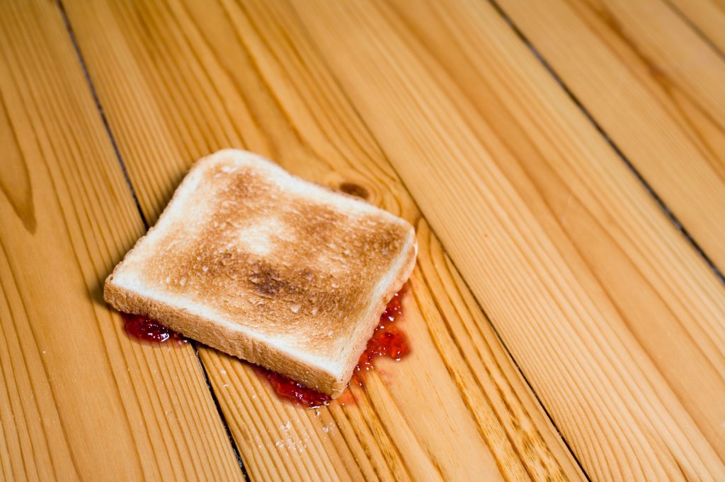 Regra dos 5 segundos para resgatar alimentos do chão: mito ou verdade?