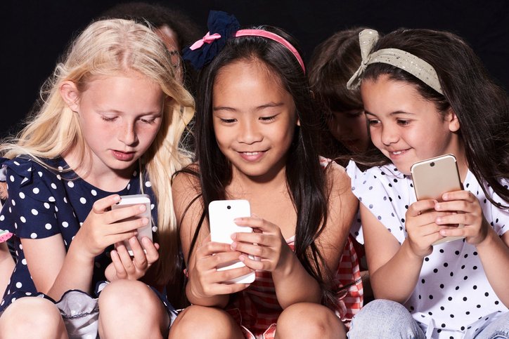 Morte de menina que inalou desodorante escancara os riscos das redes