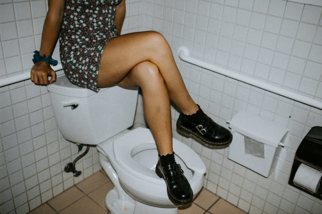 Existe posição correta para fazer cocô? Sim, e pode não ser a sua