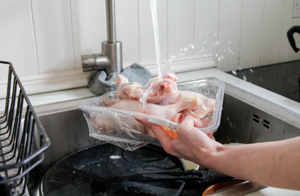 Por que é uma má ideia lavar carnes antes de cozinhá-las