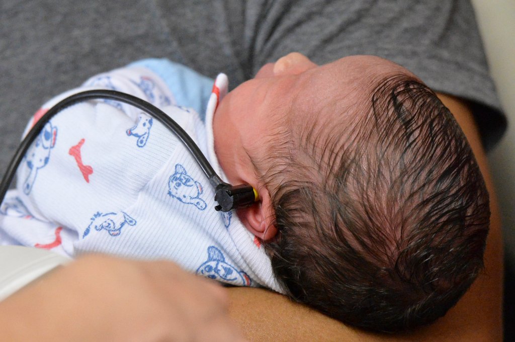 Teste da orelhinha: saiba para que ele serve e como é feito