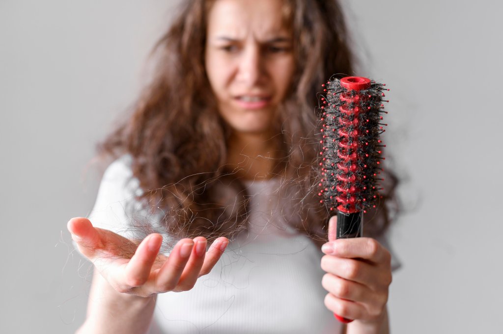 Creatina causa queda de cabelo? Entenda de onde vem essa história