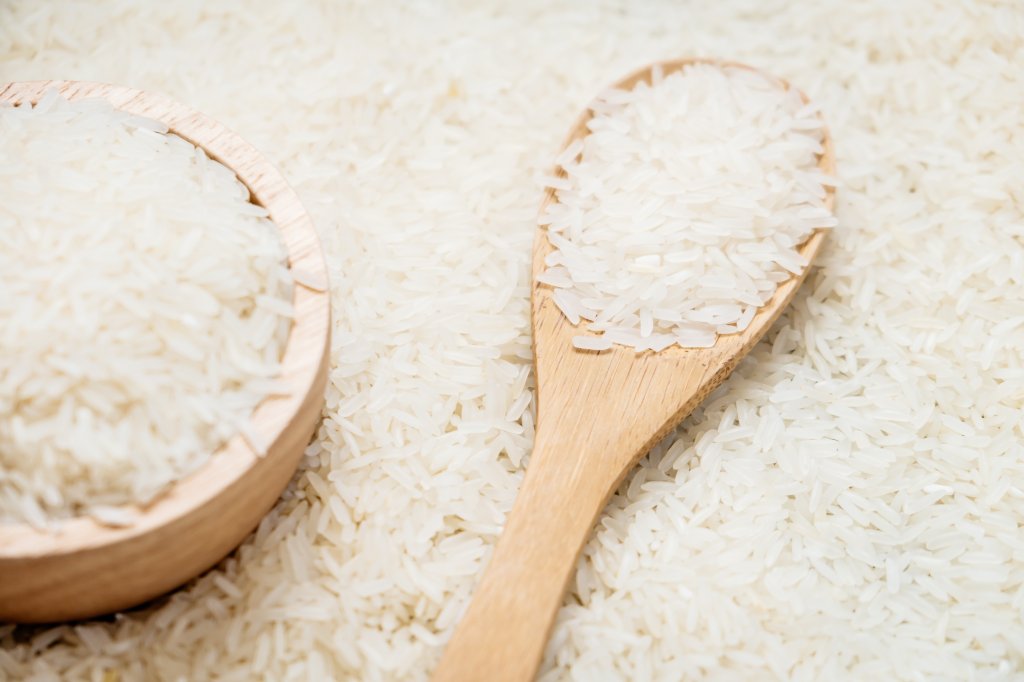 Lavar o arroz é útil? Veja as evidências científicas sobre o costume
